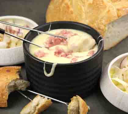 Recette de Fondue savoyarde aux lardons, et sa salade d’endives aux oignons rouges
