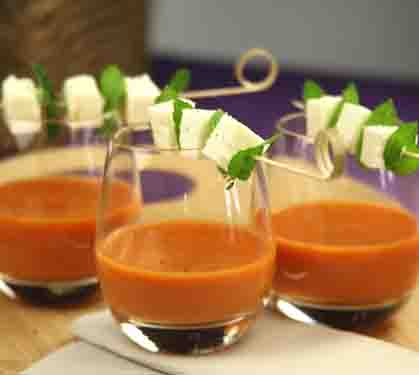 Recette de Gaspacho tomates et fraises, brochettes fromage de brebis et menthe 