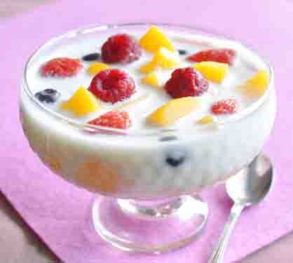 Recette de Gelée de pêches et fruits rouges, crème de yaourt