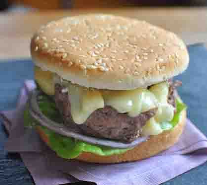 Recette de Hamburger au boeuf et au Saint Nectaire