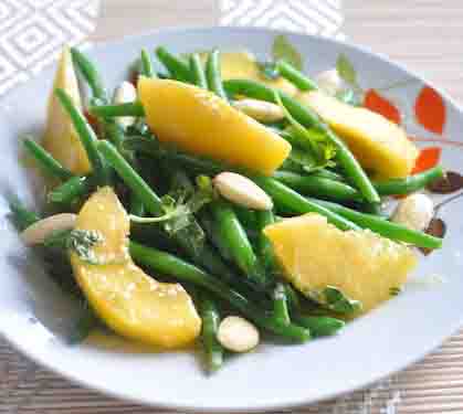 Recette de Haricots verts, pêche, amandes fraîches, beurre mousseux à la coriandre