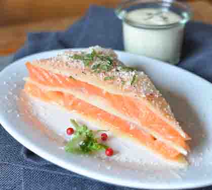 Recette de Mille-feuilles de saumon, sauce aigrelette