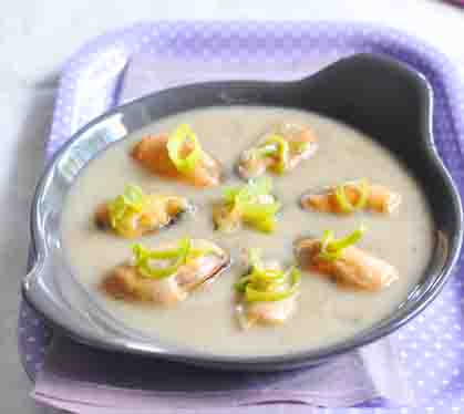 Recette de Marinière de moules à la crème de chou-fleur, julienne de poireaux frits