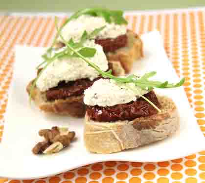 Recette de Mini bruschettas aux tomates confites, roquette et Rondelé Noix de Dordogne