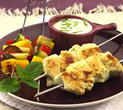 Recette de Mini duo de brochettes de poulet et légumes, marinade de yaourt épicée