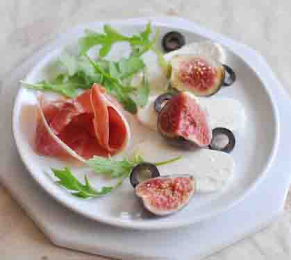 Recette de Mozzarella, jambon de Parme et figues en salade