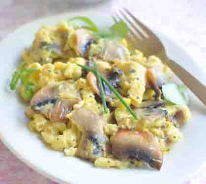 Recette de Oeufs brouillés, champignons et Rondelé ail et fines herbes