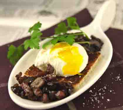 Recette de oeufs pochés, poêlée de champignons au vin rouge