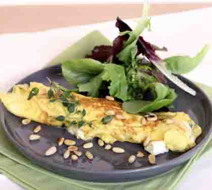 Recette de Omelette de chèvre frais mentholée et pignons de pin