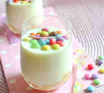 Recette de Panna cotta de Yaourt goût vanille et Smarties® et sa compotée de poires