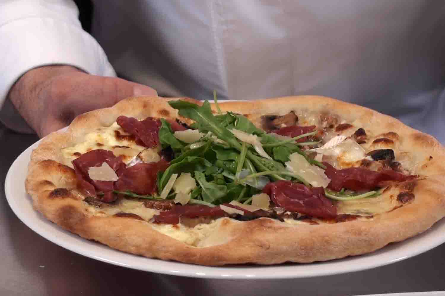 Recette : Pizza aux fromages, bresaola et roquette !