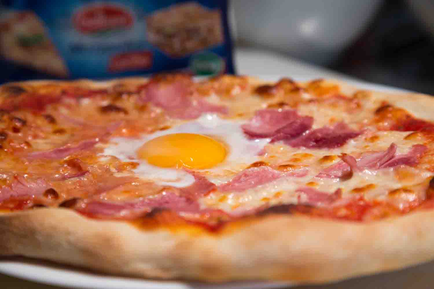 Recette de Pizza jambon oeuf