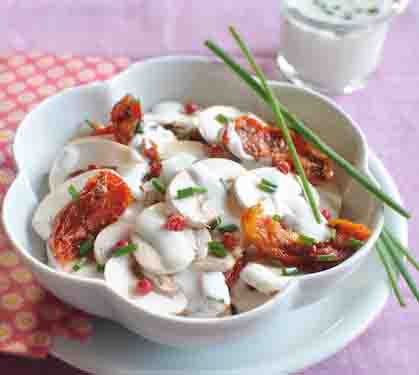 Recette de Salade de champignons frais aux tomates confites et baies roses