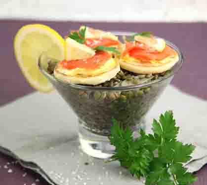 Recette de Salade de lentilles vertes citronnées et blinis de saumon