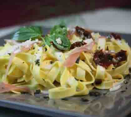 Recette de Tagliatelles au jambon de parme, tomates confites et basilic