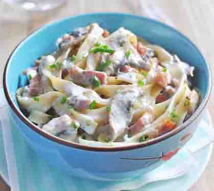 Recette de Tagliatelles champignons, lardons sauce Rondelé ail et fines herbes