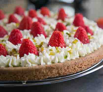 Recette de Tarte à la crème de pistache, fraises et chantilly