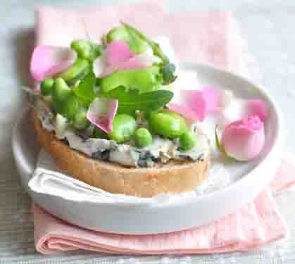 Recette de Tartines fraîches au Roquefort et pétales de rose