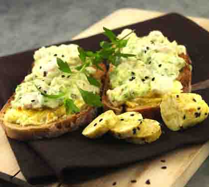 Recette de Tartine de poulet au beurre de sésame noir