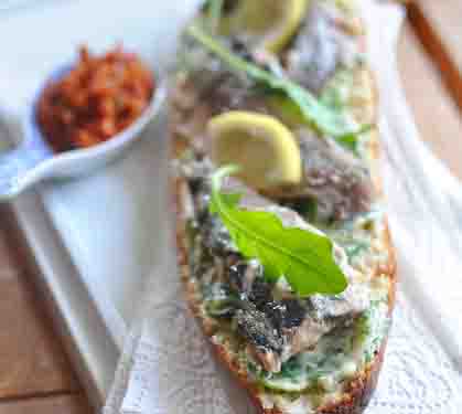 Recette de Tartines de sardines au beurre de roquette et tartare de poivron