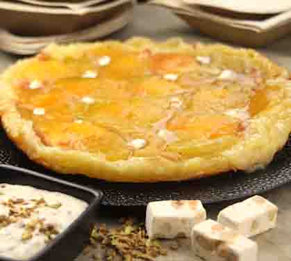 Recette de Tarte tatin d’abricots aux éclats de nougat et sa sauce pistache