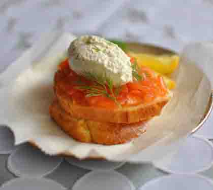 Recette de Toast au saumon fumé et crème à l’aneth 