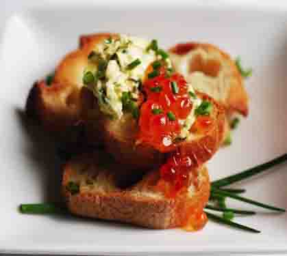 Recette de Toasts au « beurre » d’herbes fraîches et œufs de saumon