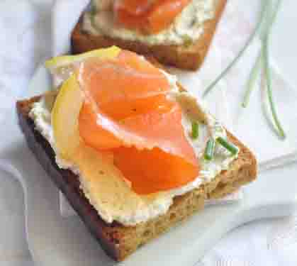 Recette de Toasts de pain d'épices au saumon et Rondelé