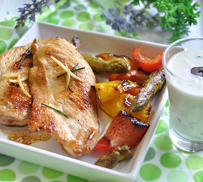 Recette de Filets de poulet grillés aux légumes du sud et crème aux olives