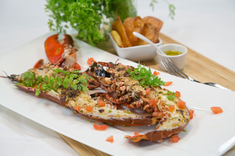 Homard grillé, sauce vierge et chips à l'ail