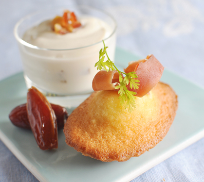 Recette de Madeleines au thé, jambon cru, sauce yaourt aux dattes