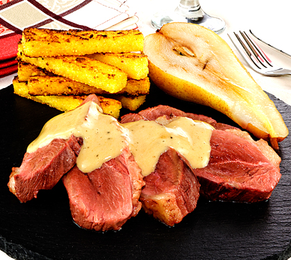 Recette de Rôti de canard, crème au chèvre, polenta et poires au vin