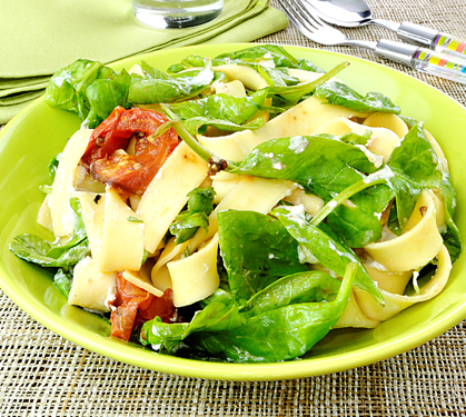 Recette de Pappardelle aux épinards et tomates grillées à la ricotta