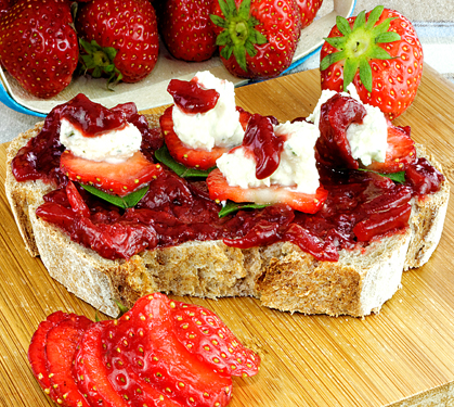 Recette de Tartine Rondelé ail et fines herbes, fraises et basilic