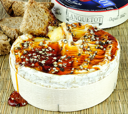 Recette de Camembert tiède au caramel poivré