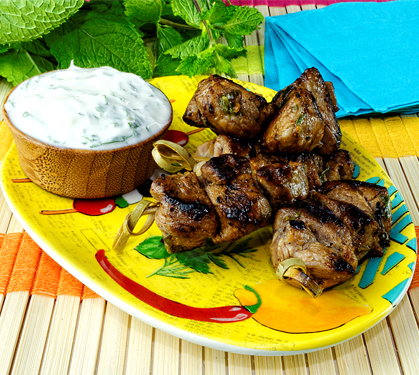 Recette de Mini-brochettes d'agneau, sauce mentholée