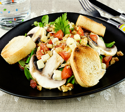 Recette de Salade de tomates et mâche au camembert bio