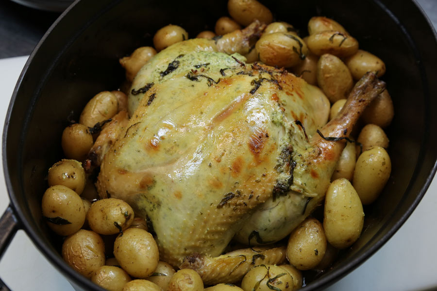 Poulet au beurre d'herbes et pommes grenaille