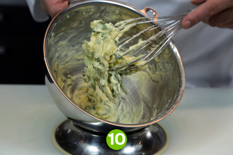 Recette de Poulet au beurre d'herbes et pommes grenaille
