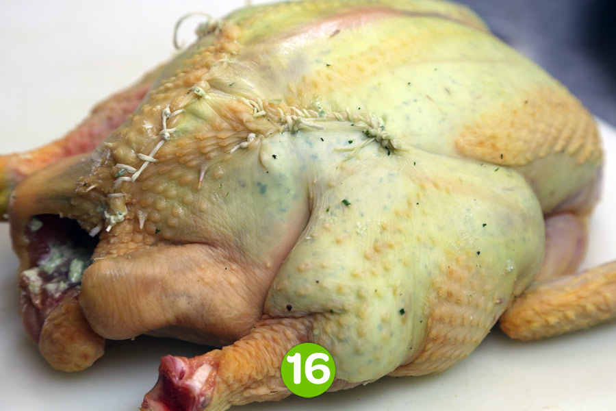 Recette de Poulet au beurre d'herbes et pommes grenaille
