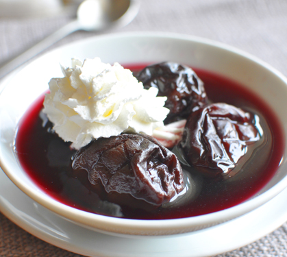 Recette de Pruneaux au vin et crème fouettée