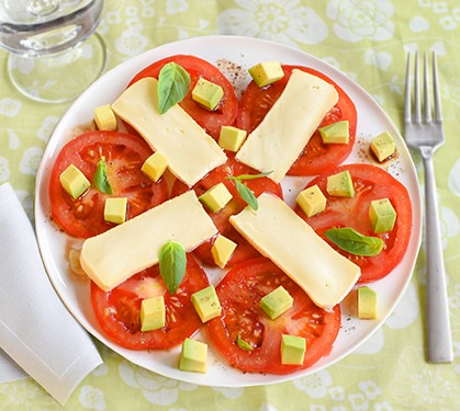 Recette de Salade tomates, avocats et reblochon 