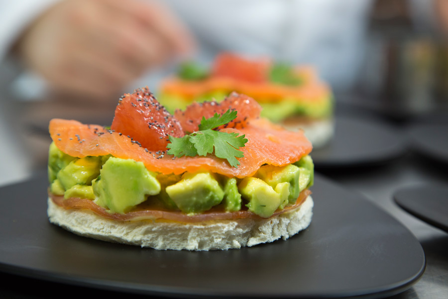 Recette de Saumon fumé au pamplemousse et concassée d’avocat à la coriandre