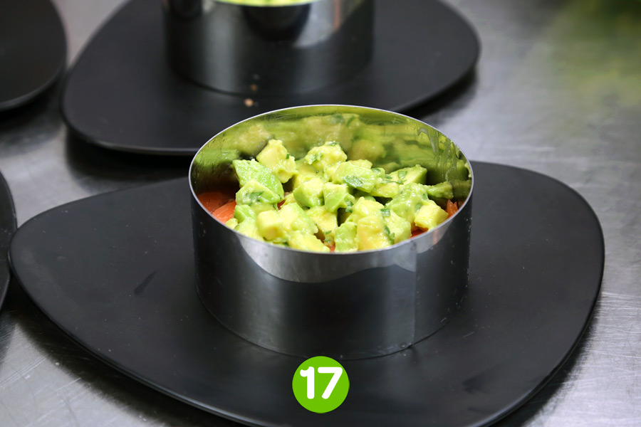 Recette de Saumon fumé au pamplemousse et concassée d’avocat à la coriandre