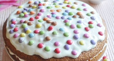 Gâteau multicolore fourré au Yaourt goût vanille et Smarties®