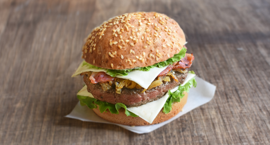 Burger à la crème Société, lard fumé et oignons confits