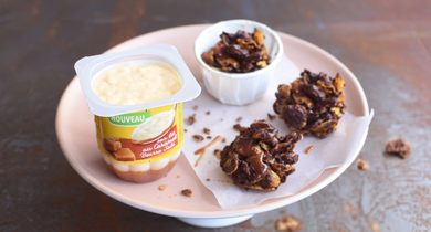 Riz au lait La Laitière sur lit caramel beurre salé et ses roses des sables caramel-chocolat