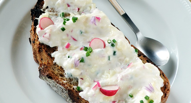 Tartine radis ciboulette à la Brique de Brebis Lou Pérac
