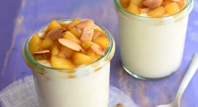 Panna cotta aux pommes caramélisées et amandes grillées