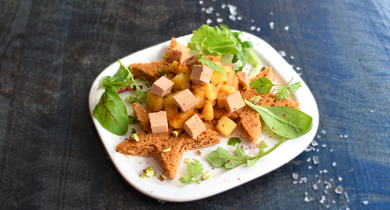 Etoiles de Pain d’épices aux pommes et foie gras avec mesclun aux pistaches